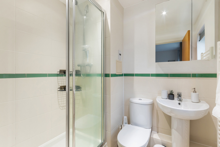 Bathroom 5, Redhill,Sleeps9, Parking,17mins LGW 30 to London, Surrey