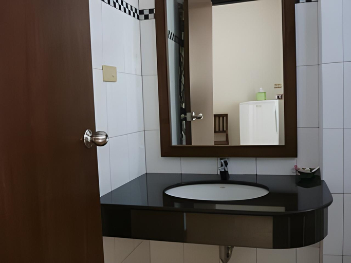 Bathroom 2, New Nikom Court, Pattaya