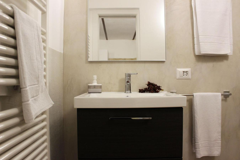 Bathroom 5, Albertario, Bari