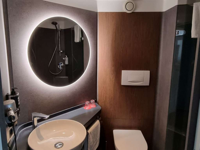 Bathroom 5, ibis Luebeck City, Lübeck
