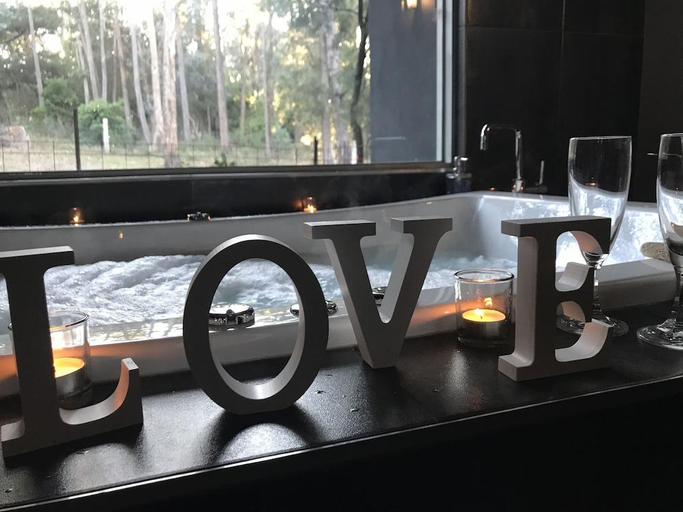 Food & Drinks 5, Spa Suites at Raven, Hepburn - East