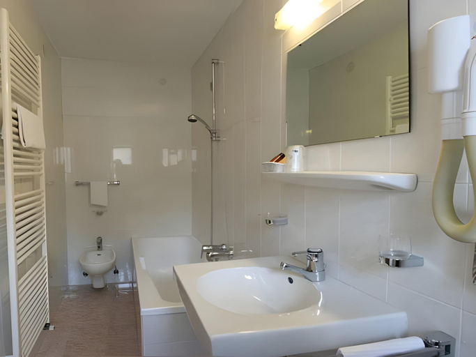 Bathroom 4, Hotel Dolomiti Madonna, Bolzano