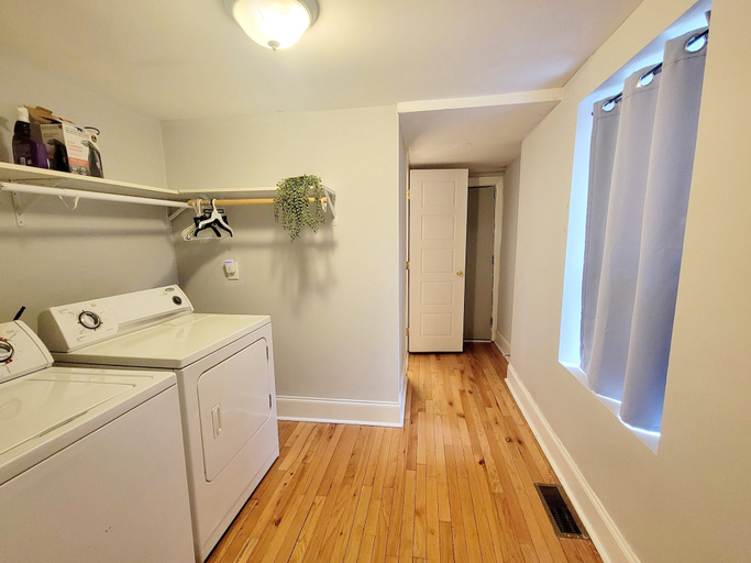 Others 4, Entire House 1BD King Bed near Downtown, Baltimore