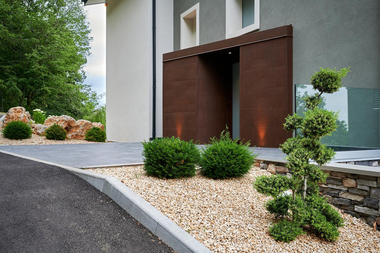 Exterior & Views