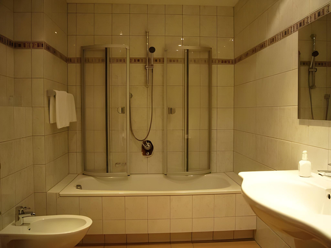 Bathroom 3, Hotel Bachmuhle, Fulda