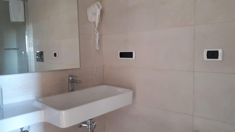 Bathroom 7