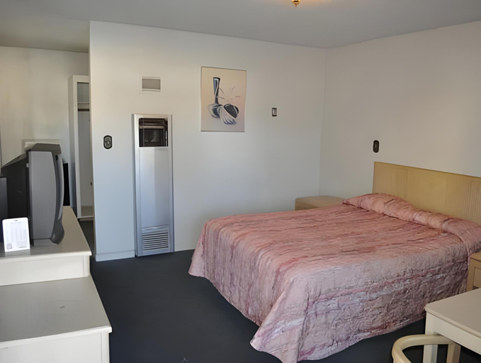 Bedroom 2, Buckboard Motel, Santa Barbara