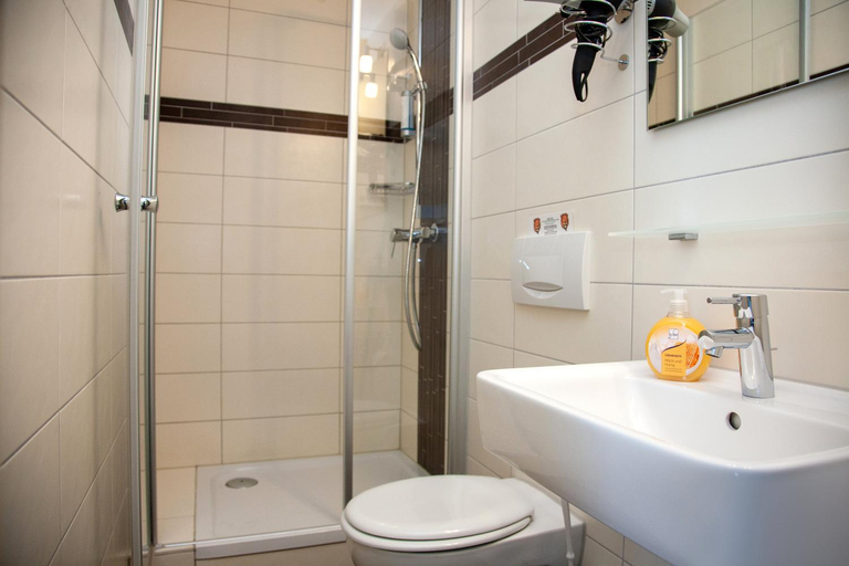 Bathroom 5, Seehotel Zum Lowen, Mecklenburgische Seenplatte
