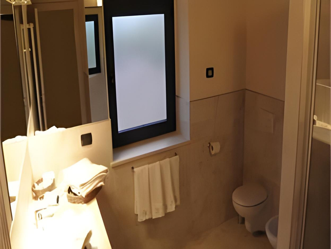 Bathroom 4, Albergo della Ceramica, Cuneo