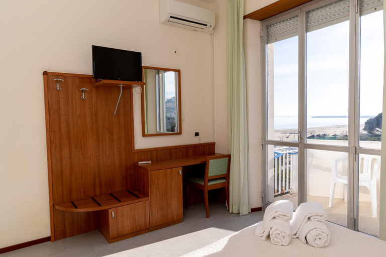 Bedroom 3, Hotel Royal, Teramo