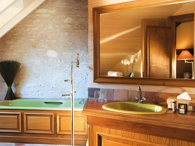 Bathroom 2, Hotel De France, Essonne