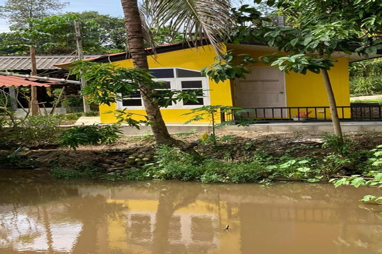Exterior 6