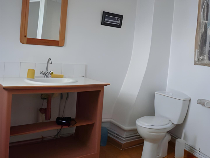 Bathroom 3, Abri du Passant, Nord