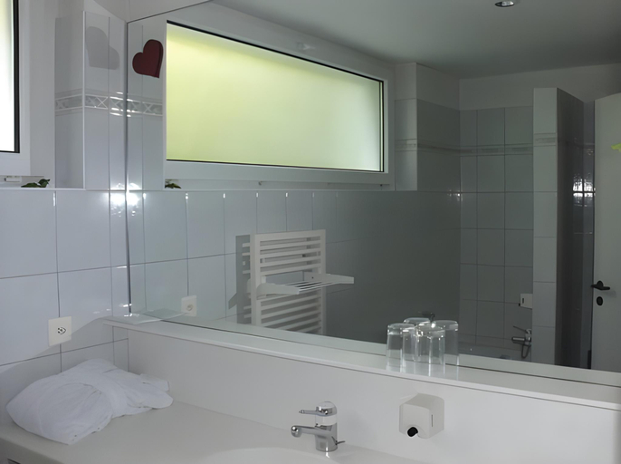 Bathroom 2, Hotel Restaurant Florida, Nidau