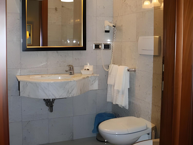 Bathroom 5, Hotel Villa Policreti, Pordenone