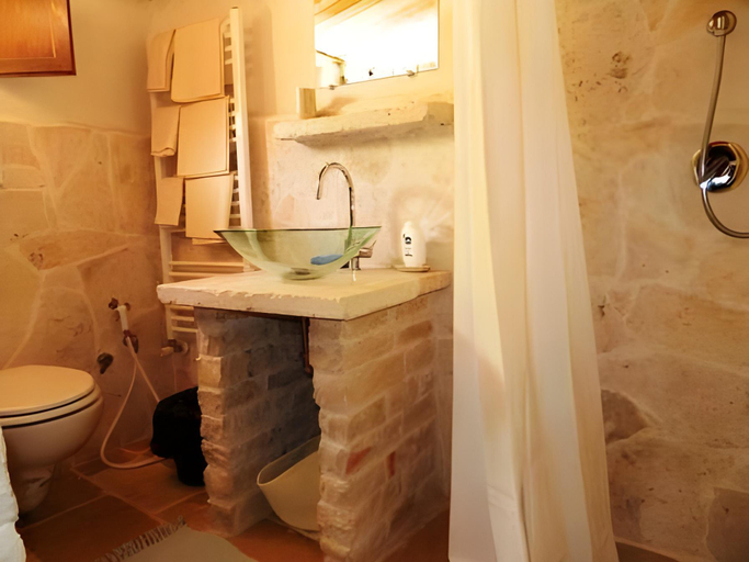 Bathroom 2, Fontana Vecchia B&B, Bari