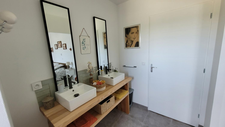Bathroom, Pause 24, Dordogne