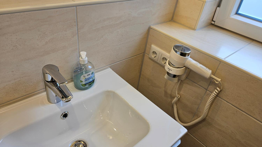 Bathroom 2, Hotel Dorfkrug Busum - gunstige Altbauzimmer Am Oland, Dithmarschen