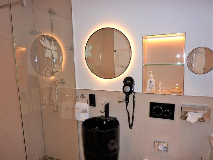 Bathroom 10