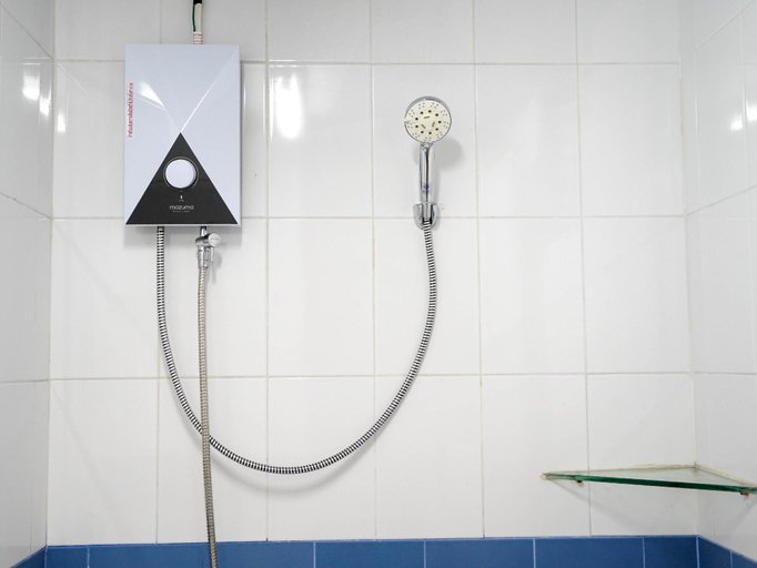 Bathroom 3, RoomQuest SPS Hotel and Residence, Khlong Luang