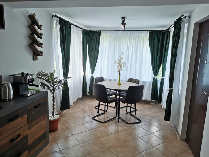 Others 2, Casa Noastra, Eselnita