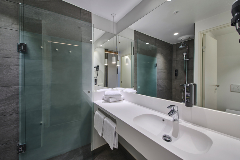 Bathroom, Zleep Hotel Frankfurt Kelsterbach, Groß-Gerau