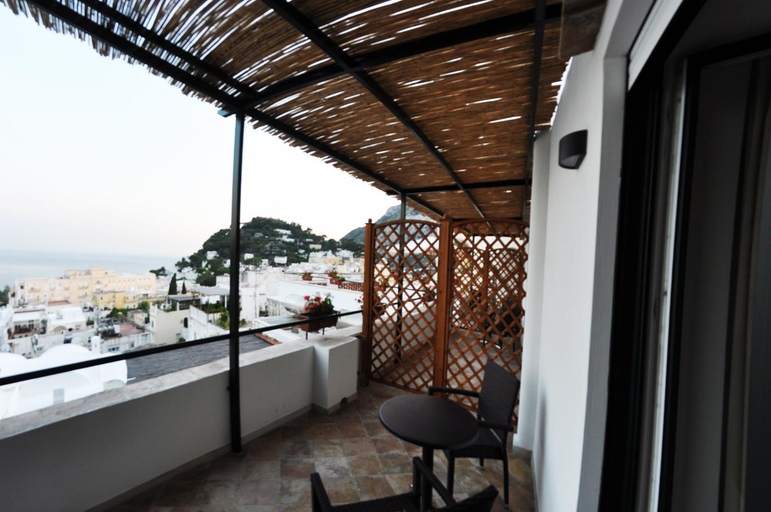 Others 3, Casa Costanza, Napoli