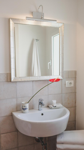 Bathroom 2, MaNanna B&B, Syracuse