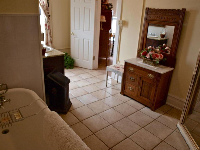 Bathroom 2, Hotel Garza, Garza