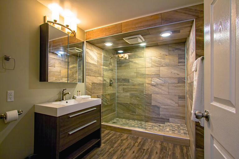 Bathroom 2, Howey Bay Motel, Kenora
