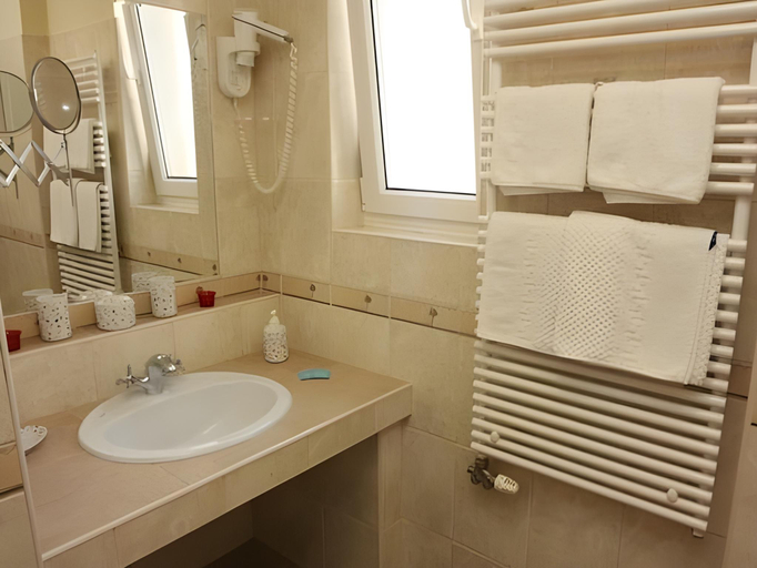Bathroom 5, Dom Hotel, Szeged