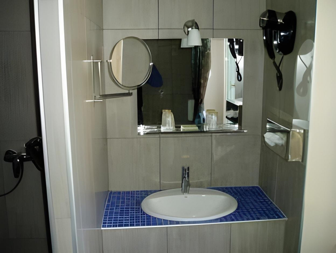 Bathroom 4, Relais d'Auvergne, Puy-de-Dôme