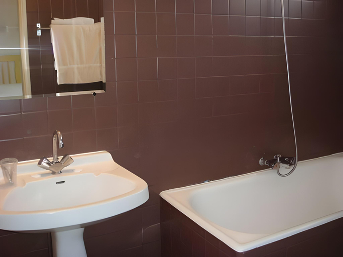 Bathroom 4, Etche Ona, Gironde