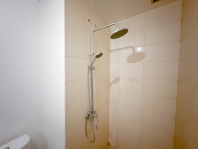 Bathroom 5, Minimalist 2BR Apartment at Tamansari Prospero Sidoarjo By Travelio, Sidoarjo