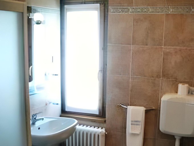 Bathroom 4, Albergo Milano, Bergamo