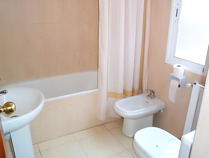 Bathroom 2, Savoy, Alicante