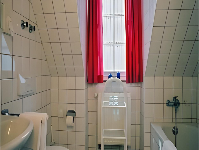 Bathroom 3, Business Hotel Siebeneichen GmbH, Meißen