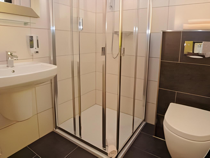 Bathroom 5, RobrookS Hotel Garni, Herford