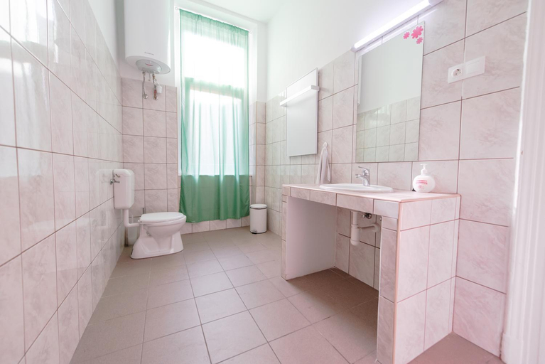 Bathroom 3, Unity Hostel at Udvarom, Budapesti