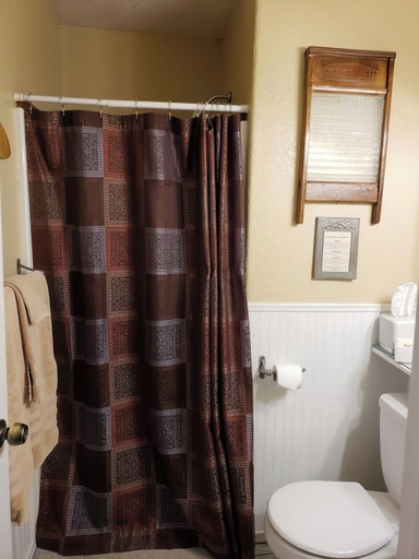 Bathroom 4, Eagle's Nest Lodge, San Bernardino