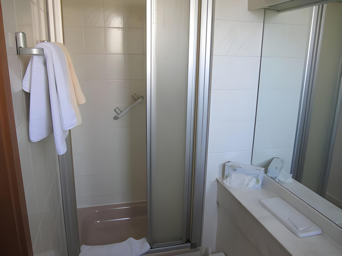 Bathroom 3, Hotel Jesteburger Hof, Harburg