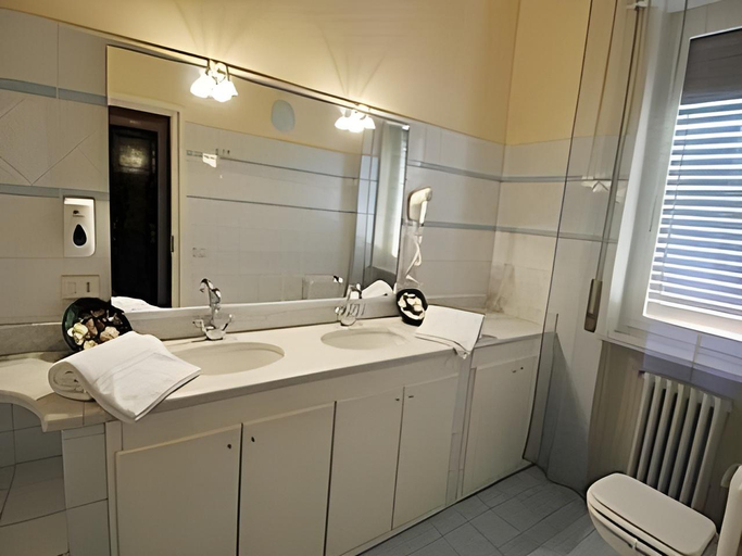 Bathroom 2, B&B Gate 52, Pisa
