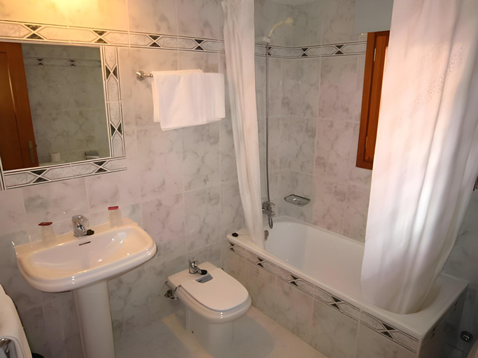 Bathroom 5, Hotel Las Nieves, Huesca