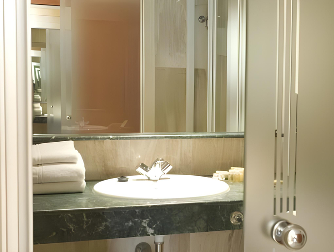 Bathroom 3, Marea Aparthotel, Barcelona