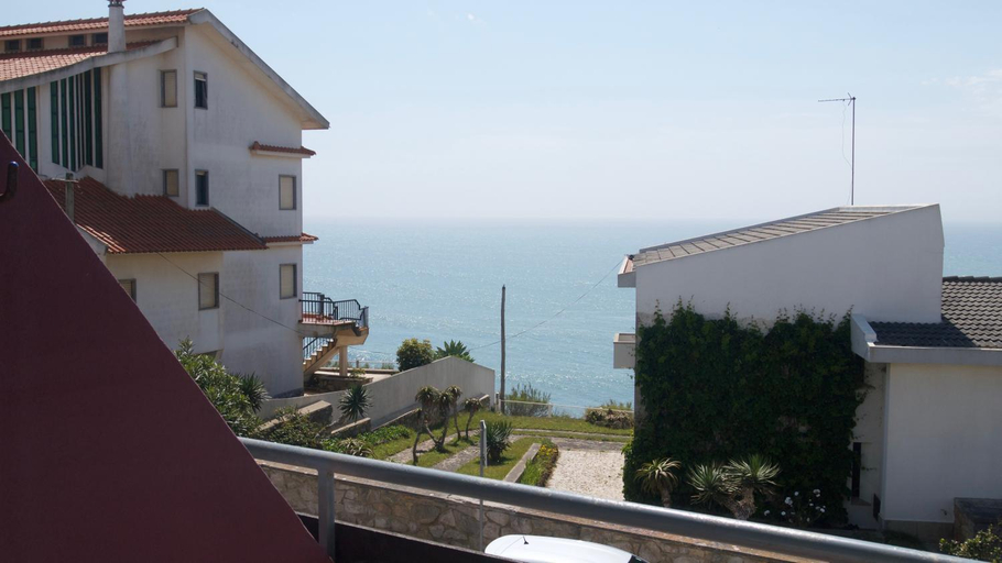 Others 4, Hostel & Surfcamp 55, Mafra