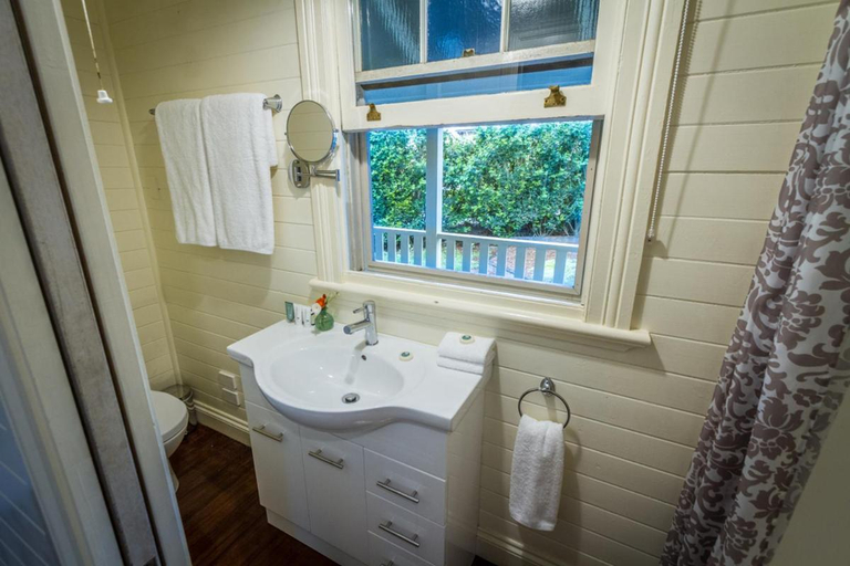 Bathroom 3, Bangalow Guesthouse, Byron