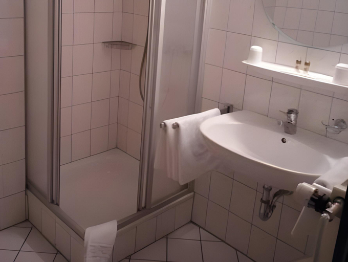 Bathroom 2, Stadthotel Oldenburg, Oldenburg