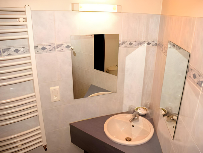 Bathroom 2, Logis Hotel Restaurant Cazes Arazat, Aveyron