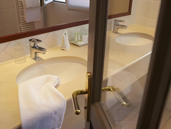 Bathroom 4, Hotel des Pyrenees, Pyrénées-Atlantiques