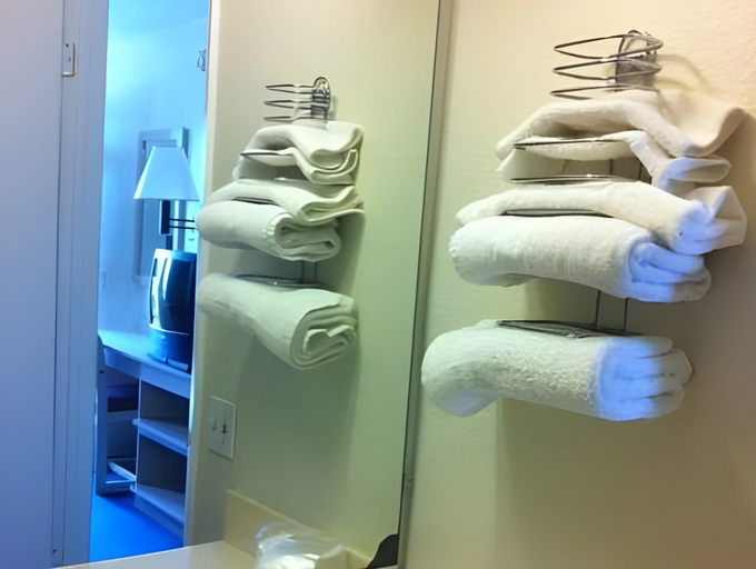 Bathroom 4, Hilltop Inn & Suites, San Bernardino